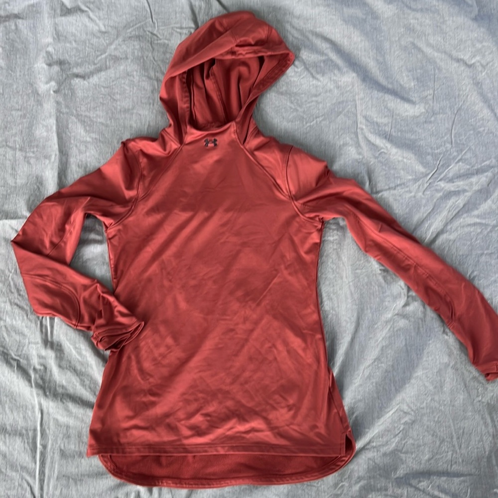 EUC Under Armour hooded coldgear athletic top, size small fitted.